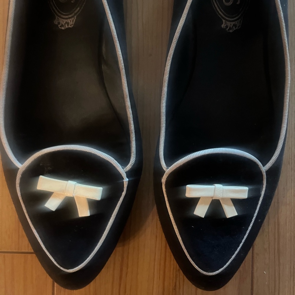 Super cute Tods Women Size 38-1/2 suede shoes